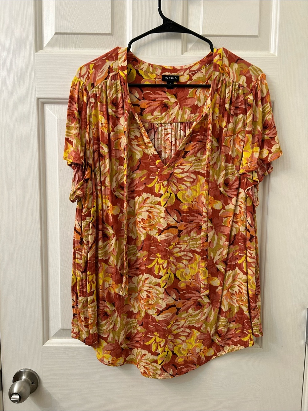 2X Torrid Floral V-Neck Short Sleeve Top in Rust Yellow